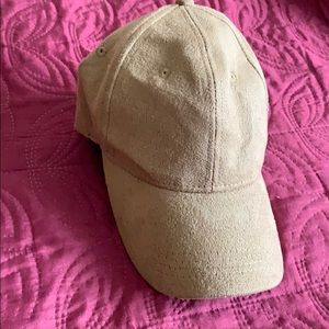 Tan baseball style hat.